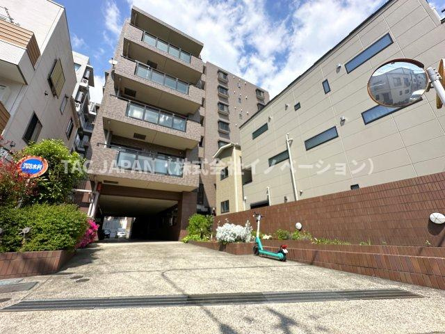 日神パレステージ東日暮里の外観|落ち着いたタイル貼りの外観が印象的なマンション。ゆとりあるアプローチと植栽が整い、周辺の街並みに自然となじむ、品のある佇まいです。住まいの第一印象を上質に演出してくれます。空に映える外観も魅力です。