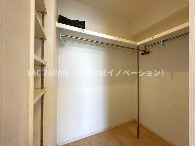 日神パレステージ東日暮里の収納|約5.2帖の洋室に設けられたウォークインクローゼット。衣類や小物をすっきり整理でき、可動棚も備えた使い勝手の良い収納空間です。季節物もまとめて収まり、居室空間を広く有効に使えます。毎日の身支度も快適。