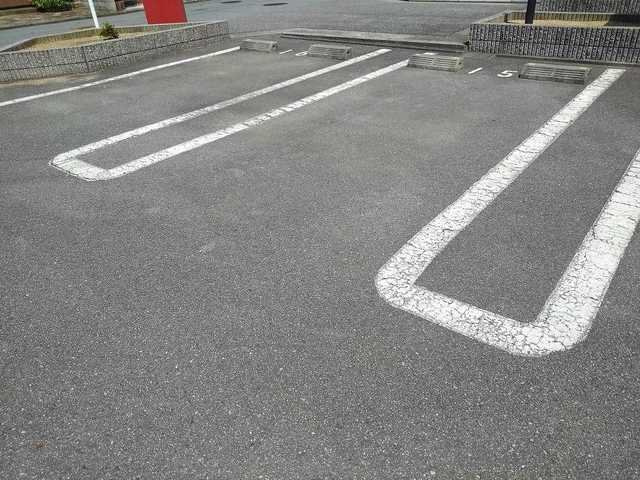 グランスクエアⅡの駐車場