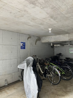 【その他共用部分】 | 平成ハイツ | 屋内駐輪場で雨が降っても大切な自転車が濡れなくてすみますね♪荷物が重いときに自転車があれば助かりますね！