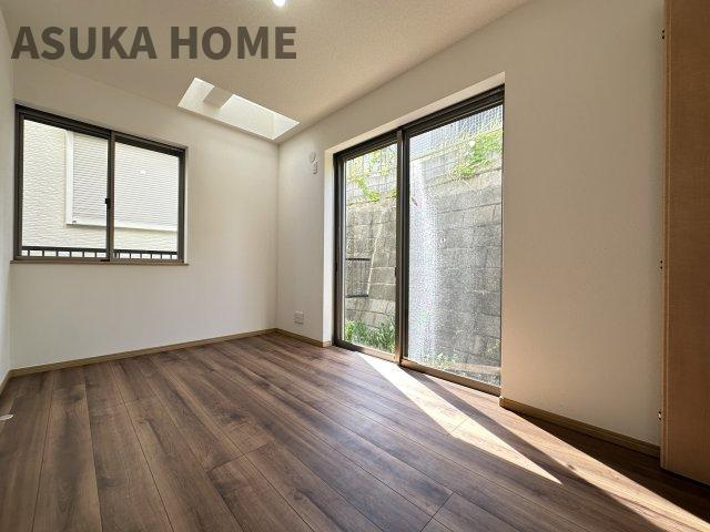 磯子区洋光台1丁目戸建ての洋室|天窓があり明るさを確保できます。家族一人ひとりの大切なプライベート空間です。


