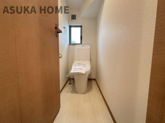 磯子区洋光台1丁目戸建てのトイレ|温水洗浄便座のトイレ設備です！トイレには窓があり換気など快適な空間になりますね！