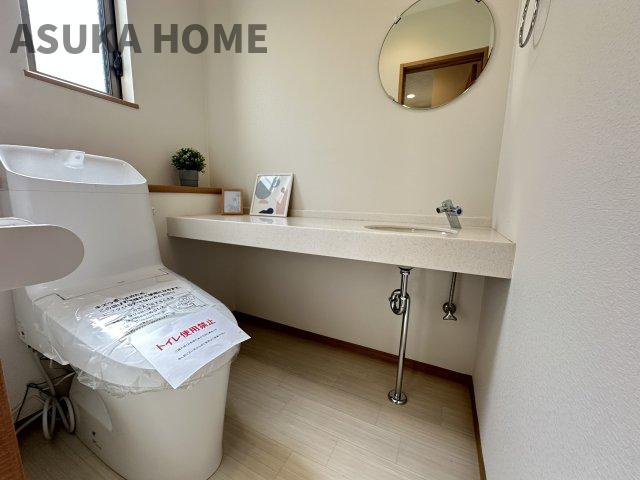 磯子区洋光台1丁目戸建てのトイレ|トイレ内に洗面台付きの利便性のある空間です♪窓もありゆったりとした清潔感のあり快適に使えますね。
