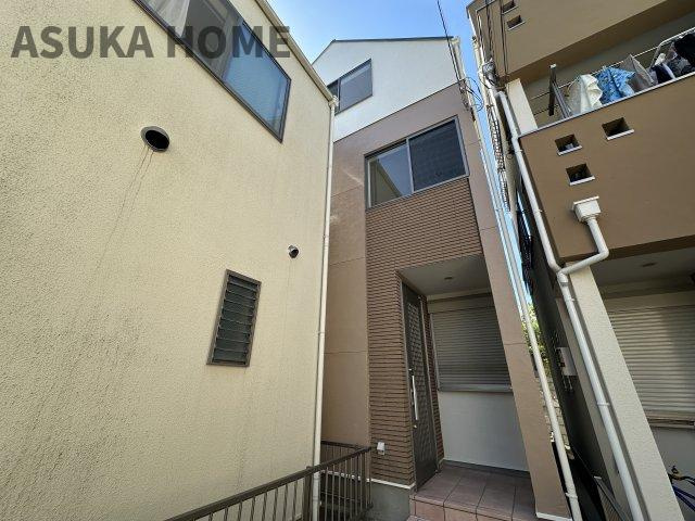 磯子区洋光台1丁目戸建てのエントランス|プライバシー性も確保されるスタイリッシュな玄関です。


