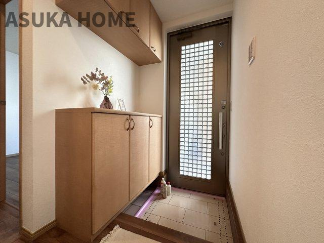 磯子区洋光台1丁目戸建ての玄関|玄関横のシューズボックスも嬉しい設備です。格子ガラスのドアから明るい光が差し込む構造です。