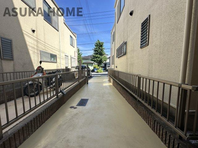 磯子区洋光台1丁目戸建てのその他|大型バイクも置ける駐輪スペース。奥行きのある駐車スペースなので、車と両方置けますね。