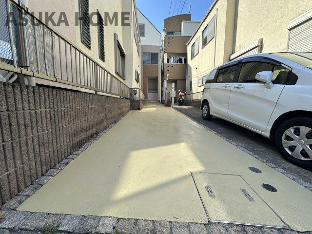 磯子区洋光台1丁目戸建ての駐車場|奥行きのあるゆったりスペースの駐車場です。自転車置き場スペースも確保できますね。