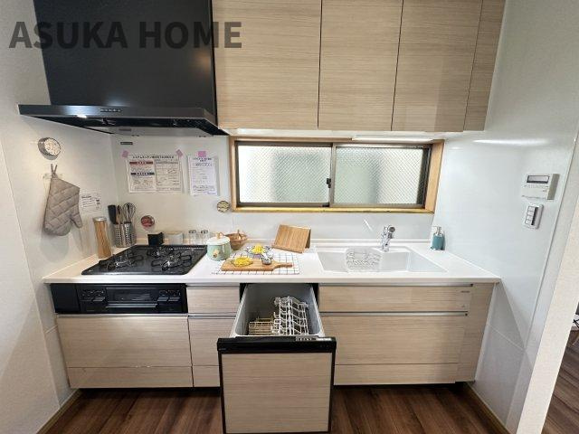 磯子区洋光台1丁目戸建てのキッチン|木目を基調とした一体感のあるシステムキッチンが魅力的なキッチンスペースとなっております。