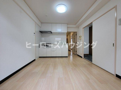 【居間・リビング】 | 長興寺こよしマンション | ※同タイプの写真となり、実際のお部屋とは異なる場合があります