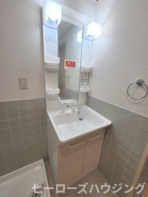 【洗面所】 | 長興寺こよしマンション | ※同タイプの写真となり、実際のお部屋とは異なる場合があります