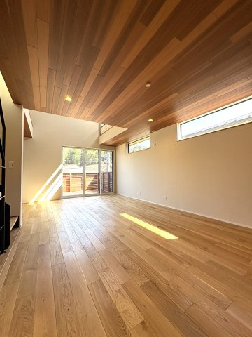 WOOD & SEA HOUSE 七里ヶ浜の居間・リビング