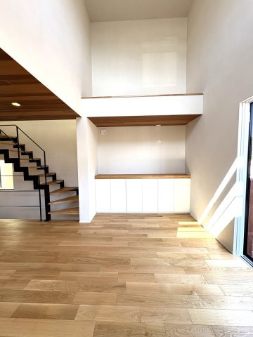 WOOD & SEA HOUSE 七里ヶ浜の居間・リビング