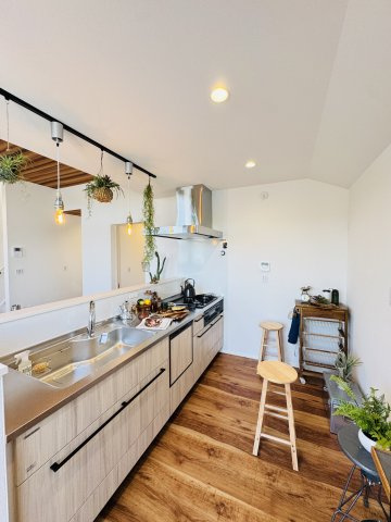 CALIFORNIA SKY TERRACE — 片瀬4丁目の高台邸宅のキッチン