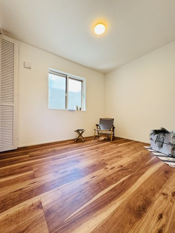 CALIFORNIA SKY TERRACE — 片瀬4丁目の高台邸宅の洋室