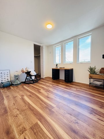 CALIFORNIA SKY TERRACE — 片瀬4丁目の高台邸宅の洋室