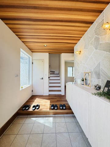 CALIFORNIA SKY TERRACE — 片瀬4丁目の高台邸宅の玄関