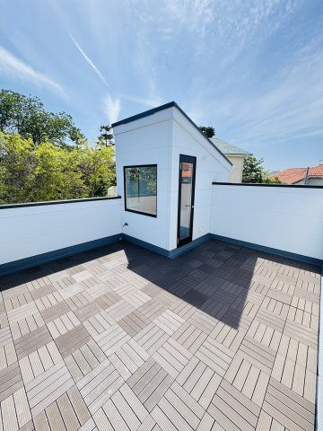 CALIFORNIA SKY TERRACE — 片瀬4丁目の高台邸宅のバルコニー