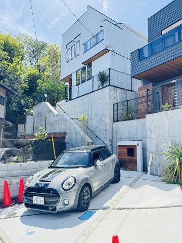 CALIFORNIA SKY TERRACE — 片瀬4丁目の高台邸宅の駐車場