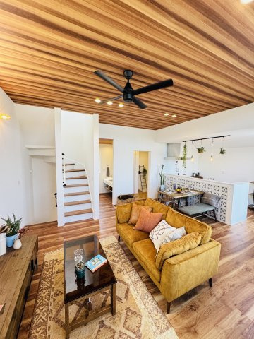 CALIFORNIA SKY TERRACE — 片瀬4丁目の高台邸宅の居間・リビング
