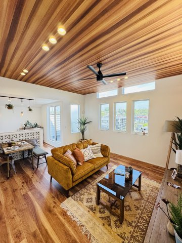 CALIFORNIA SKY TERRACE — 片瀬4丁目の高台邸宅の居間・リビング