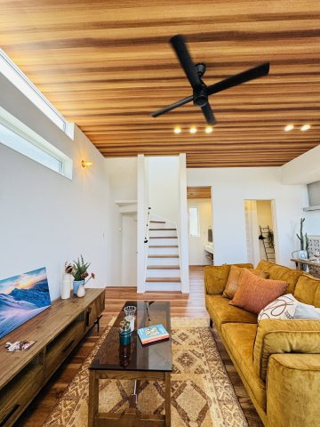 CALIFORNIA SKY TERRACE — 片瀬4丁目の高台邸宅の居間・リビング
