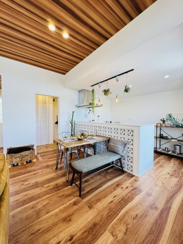 CALIFORNIA SKY TERRACE — 片瀬4丁目の高台邸宅のダイニング