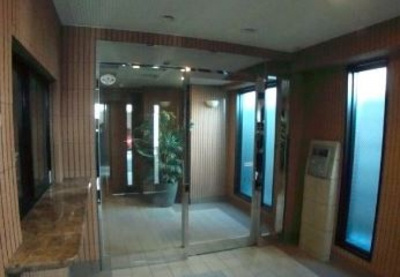 【エントランス】 | グランリヴィエール | 落ち着いたエントランスです