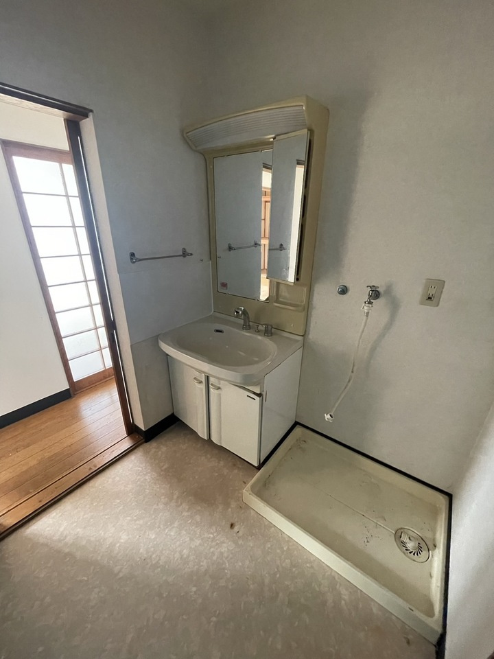 船木甲2978-9　中古戸建の独立洗面台|独立洗面台、小物を置くことができて便利です