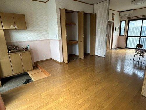 新須賀町３丁目　中古戸建の居間・リビング|広々としたリビング！