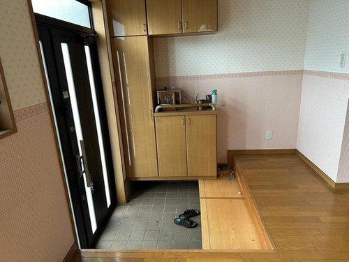 新須賀町３丁目　中古戸建の玄関|玄関収納あり♪