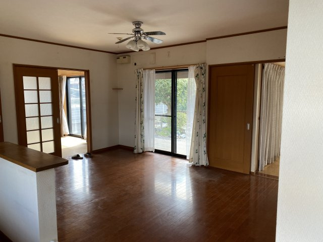 下泉町1丁目　中古物件の居間・リビング|こちらのリビングで趣味の時間をお楽しみください