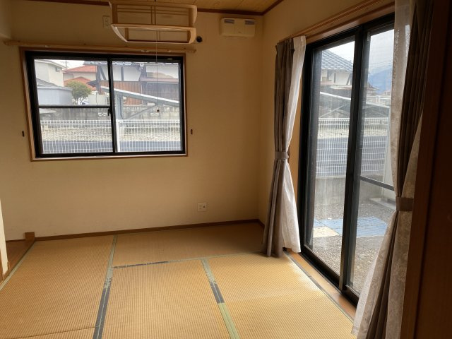 下泉町1丁目　中古物件の和室|柔らかい畳が心地よい和室