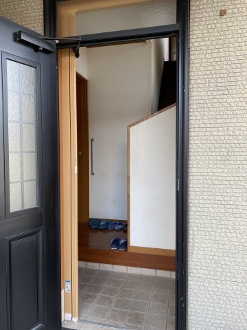 下泉町1丁目　中古物件の玄関|明るい玄関です