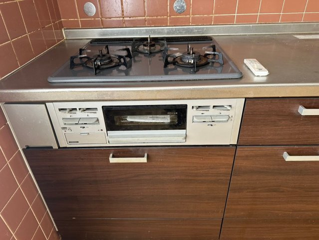 萩生　中古戸建のキッチン|3口コンロで調理しやすい！