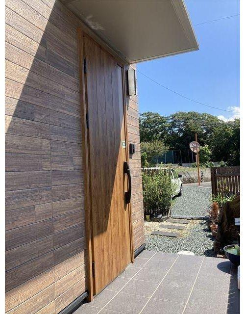 伊予市森　築浅戸建の玄関|明るい玄関です