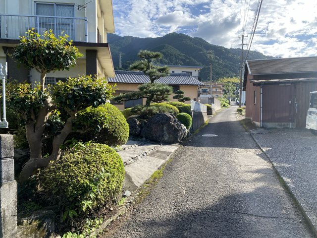 御蔵町　中古物件の前面道路含む現地写真|前面道路含む現地写真です