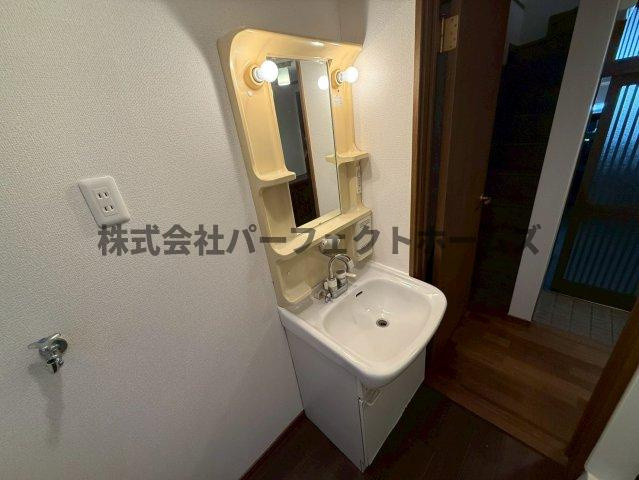 萱島信和町戸建　賃貸の独立洗面台|独立洗面台あり、毎朝おしゃれに忙しい女性の方におすすめです