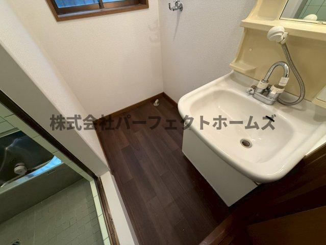 萱島信和町戸建　賃貸の洗面所|明るい洗面所です