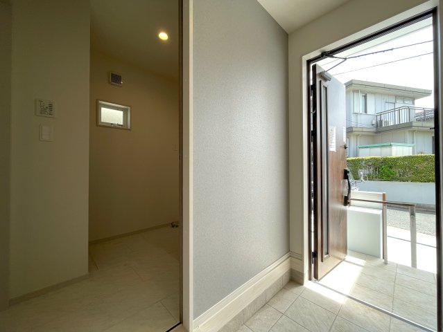 住環境は落ち着ている地でナンボ！駐車場も２台分ほどあるのも嬉しいポイントで、外観や内装も気になるところですね♪ならば、いっちょ見てみましょうか！な、【保土ケ谷区新井町】新築戸建の玄関|明るい玄関です