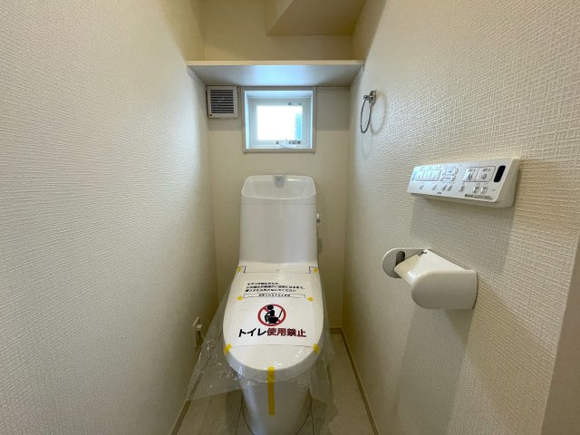 住環境は落ち着ている地でナンボ！駐車場も２台分ほどあるのも嬉しいポイントで、外観や内装も気になるところですね♪ならば、いっちょ見てみましょうか！な、【保土ケ谷区新井町】新築戸建のトイレ|コンパクトで使いやすいトイレです