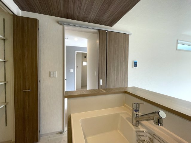 住環境は落ち着ている地でナンボ！駐車場も２台分ほどあるのも嬉しいポイントで、外観や内装も気になるところですね♪ならば、いっちょ見てみましょうか！な、【保土ケ谷区新井町】新築戸建のキッチン|きれいなキッチンです