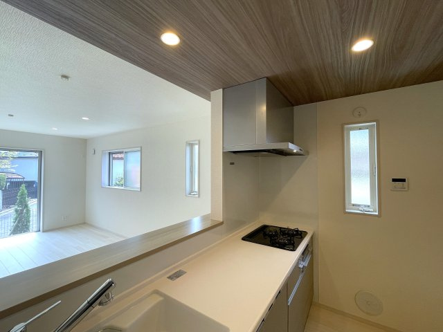 住環境は落ち着ている地でナンボ！駐車場も２台分ほどあるのも嬉しいポイントで、外観や内装も気になるところですね♪ならば、いっちょ見てみましょうか！な、【保土ケ谷区新井町】新築戸建のキッチン|お料理しやすいキッチンです