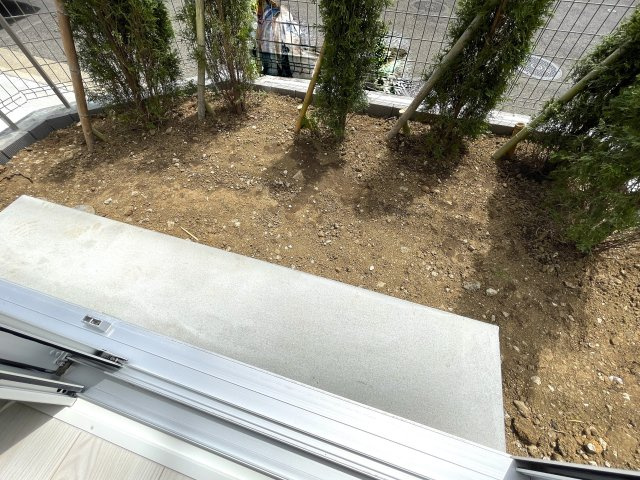 住環境は落ち着ている地でナンボ！駐車場も２台分ほどあるのも嬉しいポイントで、外観や内装も気になるところですね♪ならば、いっちょ見てみましょうか！な、【保土ケ谷区新井町】新築戸建の庭|お庭です
