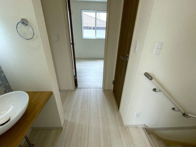 住環境は落ち着ている地でナンボ！駐車場も２台分ほどあるのも嬉しいポイントで、外観や内装も気になるところですね♪ならば、いっちょ見てみましょうか！な、【保土ケ谷区新井町】新築戸建の内装|物件の内装です