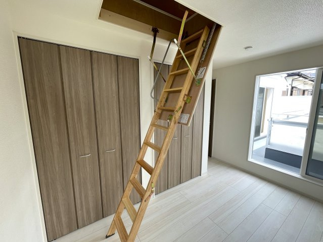 住環境は落ち着ている地でナンボ！駐車場も２台分ほどあるのも嬉しいポイントで、外観や内装も気になるところですね♪ならば、いっちょ見てみましょうか！な、【保土ケ谷区新井町】新築戸建の洋室|使い勝手のいい洋室です