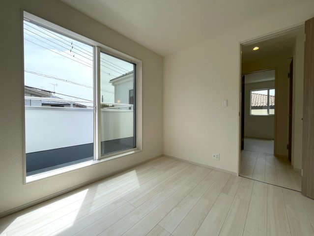 住環境は落ち着ている地でナンボ！駐車場も２台分ほどあるのも嬉しいポイントで、外観や内装も気になるところですね♪ならば、いっちょ見てみましょうか！な、【保土ケ谷区新井町】新築戸建の洋室|スタンダードな洋室です