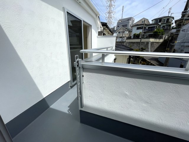 住環境は落ち着ている地でナンボ！駐車場も２台分ほどあるのも嬉しいポイントで、外観や内装も気になるところですね♪ならば、いっちょ見てみましょうか！な、【保土ケ谷区新井町】新築戸建のバルコニー|お洗濯にも便利なバルコニー付き