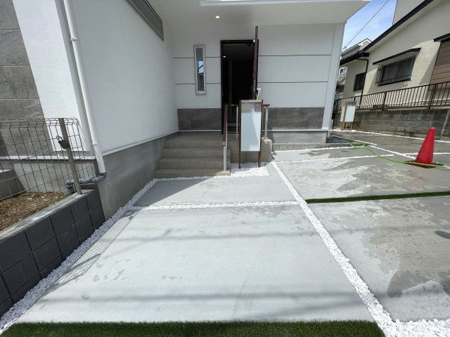 住環境は落ち着ている地でナンボ！駐車場も２台分ほどあるのも嬉しいポイントで、外観や内装も気になるところですね♪ならば、いっちょ見てみましょうか！な、【保土ケ谷区新井町】新築戸建の駐車場|駐車場があります