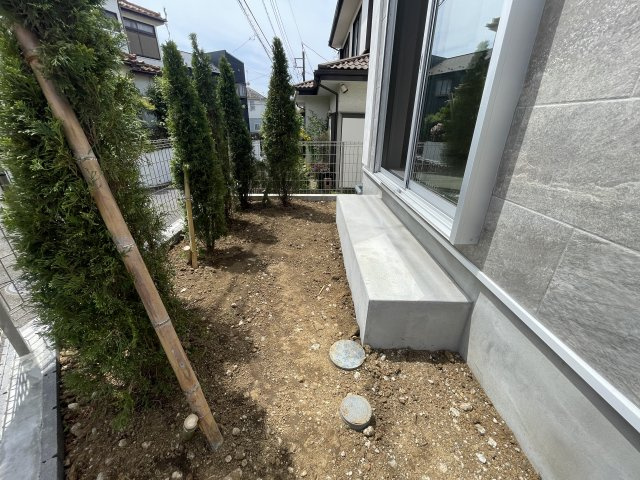 住環境は落ち着ている地でナンボ！駐車場も２台分ほどあるのも嬉しいポイントで、外観や内装も気になるところですね♪ならば、いっちょ見てみましょうか！な、【保土ケ谷区新井町】新築戸建の庭|お庭が付いています