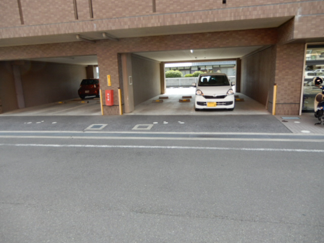 ラフィーネ弐番館の駐車場